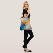 Werdendes Licht – Abstrakter Schmetterling in Bewe Tasche (Am Model)