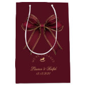 We're Engaged Elegant Burgundy Gold Bow Luxury Mittlere Geschenktüte (Vorderseite)