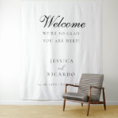 We're so glad you're here wedding welcome sign  wandteppich (Beispiel)