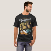 Wered By Beignets And Coffee Funny New Orleans Quo T-Shirt (Vorne ganz)