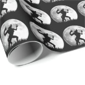 Werewolf am Vollmond - cooles Halloween Geschenkpapier (Rolleneckpunkt)
