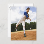 Werfender Baseball des jungen Werfers vom Hügel Postkarte (Vorne/Hinten)