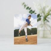 Werfender Baseball des jungen Werfers vom Hügel Postkarte (Stehend Vorderseite)