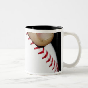 Werfer übergeben die Ergreifung eines Baseballs Zweifarbige Tasse