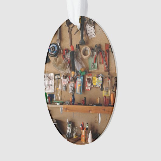 Werkzeuge auf Werkstatt-Wand Ornament (Vorderseite)
