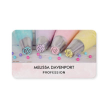 Werkzeuge zur Dekorierung von pastelfarbenem Kuche