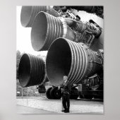 Wernher von Braun mit F-1-Motoren Poster (Vorne)