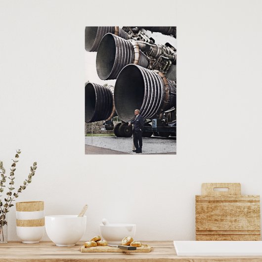 Wernher von Braun und F-1-Motor von Saturn V Poster (Küche)