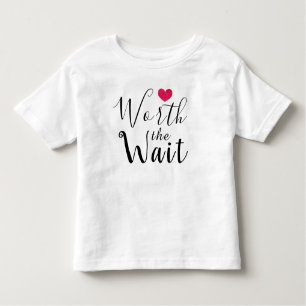 Wert die Wartezeit - Adoption - Herz - neues Baby Kleinkind T-shirt