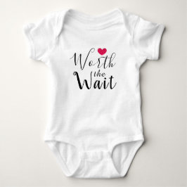 Wert die Wartezeit - Adoption - Herz - neues Baby Strampler