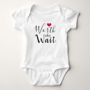 Wert die Wartezeit - Adoption - Herz - neues Baby Strampler