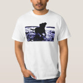 Wert-T - Shirtschwarz-Labrador, der im Wasser T-Shirt (Vorderseite)