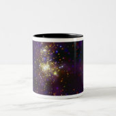 Westerlund 2, ein junger Star-Cluster Zweifarbige Tasse (Mittel)
