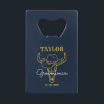 Western Alte Grenze Cowboy Personalisierte Trauzeu Geldbeutel Flaschenöffner<br><div class="desc">Personalisierte Geschenke für Trauzeugen mit alten Western Cowboy Thema. Dekoriert mit Cowboyhut mit Vintagem Western Schriftart. Text- und Hintergrundfarbe können mit dem Design-Tool bearbeitet werden,  um Ihren Bedürfnissen gerecht zu werden. Holen Sie sich dieses individuelles Geschenk für Hochzeiten,  Bachelor-Party,  Verlobungsfeier oder andere besondere Anlässe.</div>