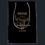 Western Alte Grenze Cowboy Personalisierte Trauzeu Mittlere Geschenktüte<br><div class="desc">Personalisierte Geschenke für Trauzeugen mit alten Western Cowboy Thema. Dekoriert mit Cowboyhut mit Vintagem Western Schriftart. Text- und Hintergrundfarbe können mit dem Design-Tool bearbeitet werden,  um Ihren Bedürfnissen gerecht zu werden. Holen Sie sich dieses individuelles Geschenk für Hochzeiten,  Bachelor-Party,  Verlobungsfeier oder andere besondere Anlässe.</div>