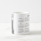 Western Auto Kurves Gebäude 2026 Kalender Kaffeetasse (Mittel)