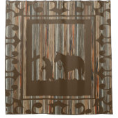 Western beten Cowboy mit Stallholz-Hintergrund Duschvorhang (Vorderseite)