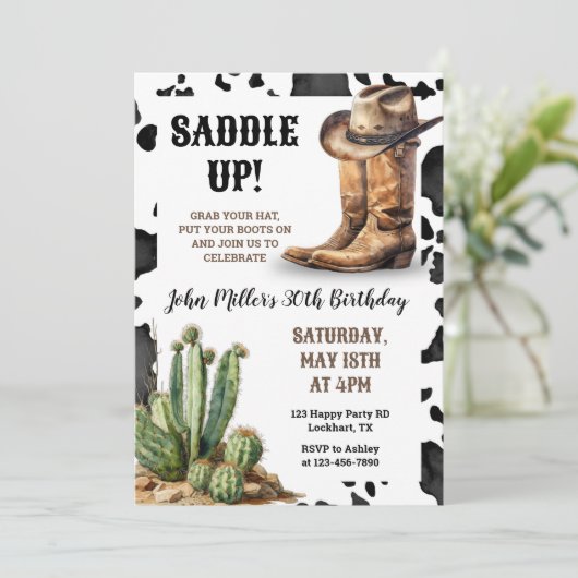 Western Birthday Cowboy Boots & Hat Cow Print Einladung (Stehend Vorderseite)
