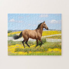 Western-Buckskin-Pferd, das durch ein Feld läuft Puzzle