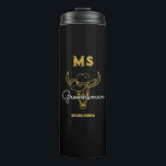 Western Country Cowboy Wedding Monogram Trauzeuge Thermosbecher<br><div class="desc">Personalisierte Geschenke für Trauzeugen und Trauzeuge mit alten Western Cowboy Thema. Dekoriert mit Cowboyhut mit Vintagem Western Schriftart. Text und Farbe können mit dem Design-Tool bearbeitet werden,  um Ihren Bedürfnissen gerecht zu werden. Holen Sie sich dieses individuelles Geschenk für Hochzeiten,  Bachelor-Party,  Verlobungsfeier oder andere besondere Anlässe.</div>