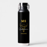 Western Country Cowboy Wedding Monogram Trauzeuge Trinkflasche<br><div class="desc">Personalisierte Geschenke für Trauzeugen und Trauzeuge mit alten Western Cowboy Thema. Dekoriert mit Cowboyhut mit Vintagem Western Schriftart. Text und Farbe können mit dem Design-Tool bearbeitet werden,  um Ihren Bedürfnissen gerecht zu werden. Holen Sie sich dieses individuelles Geschenk für Hochzeiten,  Bachelor-Party,  Verlobungsfeier oder andere besondere Anlässe.</div>