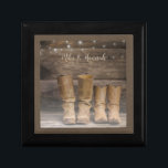 Western Cowboy Boots Rustic Barn Monogram Erinnerungskiste<br><div class="desc">Diese lustige,  rustikale Geschenkboxen verfügt über zwei Cowboystiefel und eine Blockhütte mit Lichtern. Für den Western oder Pferdeliebhaber. Personalisieren Sie es mit einem Single-Namen oder fügen Sie ein paar Namen hinzu. Erstellt von Simply Farmhouse Press; Foto von Melanie Mauer auf Unsplash.</div>