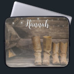 Western Cowboy Boots Rustic Barn Monogram Laptopschutzhülle<br><div class="desc">Dieser lustige,  rustikale Laptop-Ärmel verfügt über zwei Cowboystiefel und eine Blockhütte mit Lichtern. Für den Western oder Pferdeliebhaber. Erstellt von Simply Farmhouse Press; Foto von Melanie Mauer auf Unsplash.</div>