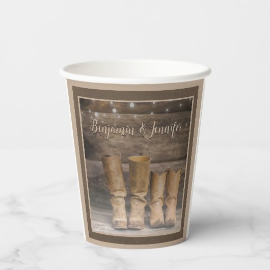 Western Cowboy Boots Rustic Barn Monogram Pappbecher (Rückseite)