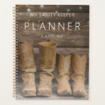 Western Cowboy Boots Rustikaler Stall Planer<br><div class="desc">Dieser lustige,  rustikale Planer verfügt über zwei Cowboy-Stiefel und eine Blockhütte mit Lichtern. Erstellt von Simply Farmhouse Press; Foto von Melanie Mauer auf Unsplash.</div>