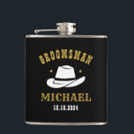Western Cowboy Hat Trauzeuge Personalisiert Name Flachmann<br><div class="desc">Personalisierte Geschenke für Trauzeugen mit Western Cowboy Thema. Dekoriert mit Cowboyhut mit Vintagem Western Schriftart. Text und Farbe können mit dem Design-Tool bearbeitet werden,  um Ihren Bedürfnissen gerecht zu werden. Holen Sie sich dieses individuelles Geschenk für Hochzeiten,  Bachelor-Party,  Verlobungsfeier oder andere besondere Anlässe.</div>