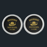 Western Cowboy Hat Trauzeuge Personalisiert Name Manschetten Knöpfe<br><div class="desc">Personalisierte Geschenke für Trauzeugen mit Western Cowboy Thema. Dekoriert mit Cowboyhut mit Vintagem Western Schriftart. Text- und Hintergrundfarbe können mit dem Design-Tool bearbeitet werden,  um Ihren Bedürfnissen gerecht zu werden. Holen Sie sich dieses individuelles Geschenk für Hochzeiten,  Bachelor-Party,  Verlobungsfeier oder andere besondere Anlässe.</div>