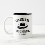 Western Cowboy Hat Trauzeuge Personalisiert Name Zweifarbige Tasse<br><div class="desc">Personalisierte Geschenke für Trauzeugen mit Western Cowboy Thema. Dekoriert mit Cowboyhut mit Vintagem Western Schriftart. Text und Farbe können mit dem Design-Tool bearbeitet werden,  um Ihren Bedürfnissen gerecht zu werden. Holen Sie sich dieses individuelles Geschenk für Hochzeiten,  Bachelor-Party,  Verlobungsfeier oder andere besondere Anlässe.</div>
