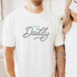 Western Cowboy Rodeo Daddy Custom T-Shirt<br><div class="desc">Sie suchen das perfekte Geschenk für den besten Papa eines kleinen Cowgirl oder Cowboy? Dieses Western Rodeo Daddy Shirt ist das perfekte Geschenk für alle Country-Liebhaber Vater! Der einzigartige Seil-Schriftart, der "Rodeo Daddy" sagt, ist umgeben von funkelnden blauen Sternen. Leicht zu personalisieren das Jahr. Das ist ein tolles Geschenk für...</div>