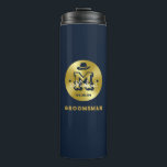 Western Cowboy Rustic Blue Gold Monogram Trauzeuge Thermosbecher<br><div class="desc">Personalisierte Geschenke für Trauzeugen und Trauzeuge mit Western Cowboy Thema. Dekoriert mit Cowboyhut mit Vintagem Western Schriftart. Text und Farbe können mit dem Design-Tool bearbeitet werden,  um Ihren Bedürfnissen gerecht zu werden. Holen Sie sich dieses individuelles Geschenk für Hochzeiten,  Bachelor-Party,  Verlobungsfeier oder andere besondere Anlässe.</div>