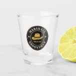 Western Cowboy Rustikales Logo Personalisierte Tra Schnapsglas<br><div class="desc">Personalisierte Geschenke für Trauzeugen mit Western Cowboy Thema. Dekoriert mit Cowboyhut mit Vintagem Western Schriftart. Text und Farbe können mit dem Design-Tool bearbeitet werden,  um Ihren Bedürfnissen gerecht zu werden. Holen Sie sich dieses individuelles Geschenk für Hochzeiten,  Bachelor-Party,  Verlobungsfeier oder andere besondere Anlässe.</div>