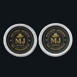 Western Cowboy Vintag Monogram Black Trauzeugen Manschetten Knöpfe<br><div class="desc">Personalisierte Geschenke für Trauzeugen mit Western Cowboy Thema. Dekoriert mit Cowboyhut mit Vintagem Western Schriftart. Text und Farbe können mit dem Design-Tool bearbeitet werden,  um Ihren Bedürfnissen gerecht zu werden. Holen Sie sich dieses individuelles Geschenk für Hochzeiten,  Bachelor-Party,  Verlobungsfeier oder andere besondere Anlässe.</div>