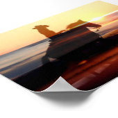 Western Cowgirl reitet in Sonnenuntergang Poster (Ecke)