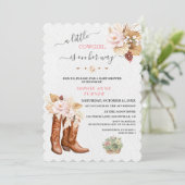 Western Eine kleine Cowgirl Boots Babydusche Einladung (Stehend Vorderseite)