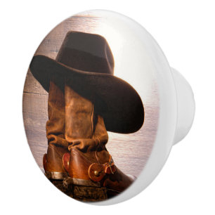 Western Land, in dem Cowboystiefel aus Holz stehen Keramikknauf