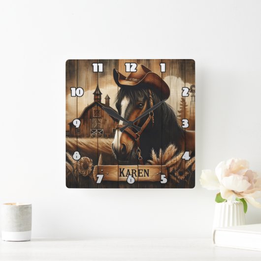Western Pferd mit Cowboy-Hut neben Barn Sunset Quadratische Wanduhr (Zuhause)
