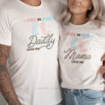 Western Pink oder Blue Daddy Lieben Sie Geschlecht T-Shirt<br><div class="desc">Dieses Western Cowboy oder Cowgirl - Pink oder Blue Gender Reveal Shirt ist perfekt für jedes Land Gender Reveal! Mit dem Sprichwort "Pink or Blue Daddy Lieben You" ist dieses bezaubernde Shirt ideal für das bald erscheinende Rodeo Daddy! Machen Sie sich bereit für eine Rootin'-tootin'-Genderoffenbarung, die den Geist des Wilden...</div>