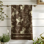 Western Rodeo Cowboy Dark Brown Personalisiert Geschirrtuch<br><div class="desc">Dieses personalisierte Western-Küchentuchsmuster mit einer Vielzahl von Rodeo-Cowboys im Action-Reiten,  Seilen und Bronc-Busting,  verstreut mit Satteln,  Stiefeln und Hüten,  auf einem Vintagen Hintergrund.</div>