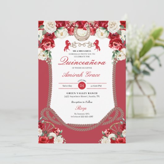 Western Rote Rosen Charro Cowgirl Quinceañera Einladung (Stehend Vorderseite)