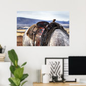 Western-Sattel auf Graupferd Poster (Heimbüro)