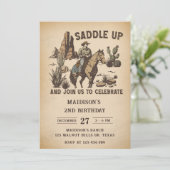 Western sattelt auf und begleitet uns zur Geburtst Einladung (Stehend Vorderseite)