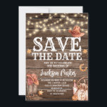 Western Save the Date Geburtsland Geburtstag Einladung<br><div class="desc">Western Save the Date Geburtstagsland Einladung zum Geburtstag. Feiern Sie stilvoll mit diesen unterhaltsamen und trendigen Einladungen zum Geburtstag von Erwachsenen. Dieses Design lässt sich leicht mit Ihrer speziellen Veranstaltungssprache personalisieren und Ihre Gäste werden begeistert sein, wenn sie diese fantastischen Einladungen erhalten.Weitere Designs und Party-Artikel sind in meinem Shop NiceStudioCreative...</div>