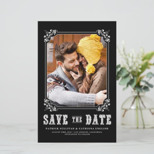 Western Typografie Foto Save the Date schwarz (Stehend Vorderseite)