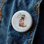 Western von Team Cowgirl Pink Boot Gender Reveal Button<br><div class="desc">Diese charmanten Cowgirl-Knöpfe des Teams sind die perfekte Ergänzung zu Ihrer Western-Cowgirl-Babydusche, die rustikale Eleganz mit feiner Kunstfertigkeit kombiniert. Herzstück dieses Designs ist unser atemberaubender, handgemalter Western, der mit einem rosa Baby Cowgirl Stiefel mit Blumenmuster besticht. Jedes Detail wird sorgfältig gepflegt, um den Charme und die Nostalgie des Wilden Westens...</div>