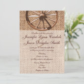 Western Wagon Wheel Burlap Wedding Einladung (Stehend Vorderseite)