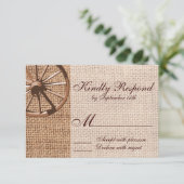 Western Wagon Wheel Burlap Wedding RSVP Card Karte (Stehend Vorderseite)